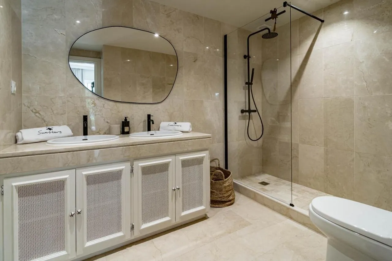 Fully Renovated Modern 2 Bedroom Apartment In Aloha Pueblo 마르베야 스페인